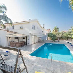 https://papaya-royal-villa.hotelsatayianapa.com